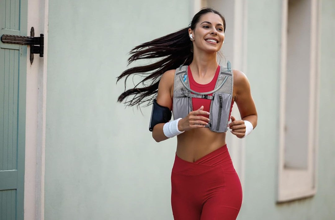 Laufweste Damen und Herren, verstellbare Laufweste mit 1500ml Trinkflasche, 5L Running Vest Reflektierende Trinkrucksack mit Handyhalterung, geeignet für Outdoor Läufe,Jogging,Wanderungen, Radfahren